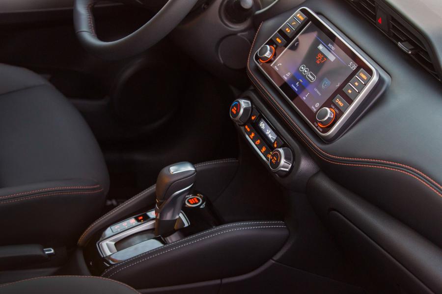 Детали интерьера Nissan Kicks 2018 года  (NA) (фото 17 из 33)
